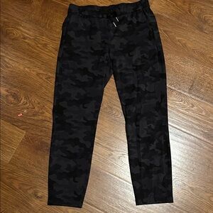 CRZ YOGA Women's Black Camouflage Joggers